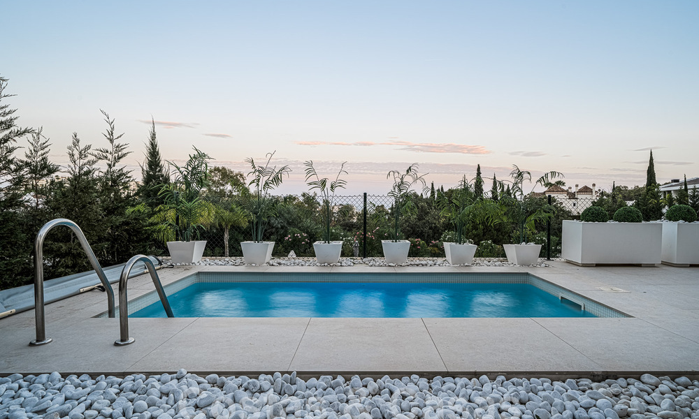 Lujoso y moderno apartamento en planta baja en venta con piscina privada y vistas al mar, en Marbella - Benahavis 55645
