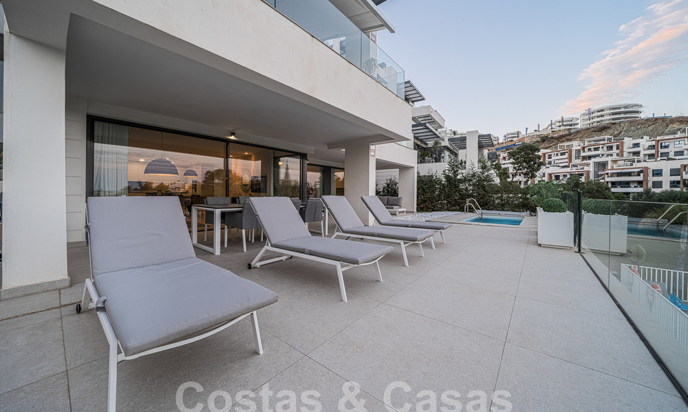 Lujoso y moderno apartamento en planta baja en venta con piscina privada y vistas al mar, en Marbella - Benahavis 55646