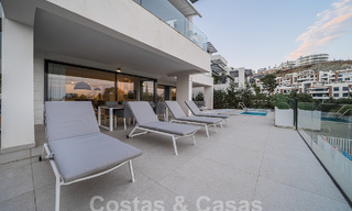 Lujoso y moderno apartamento en planta baja en venta con piscina privada y vistas al mar, en Marbella - Benahavis 55646 