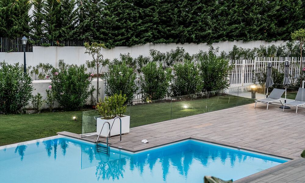 Lujoso y moderno apartamento en planta baja en venta con piscina privada y vistas al mar, en Marbella - Benahavis 55647