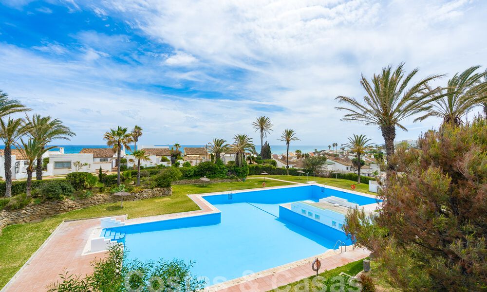 Villa mediterránea en venta con interior contemporáneo y vistas frontales al mar en urbanización cerrada junto a la playa de Estepona 55783