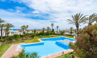 Villa mediterránea en venta con interior contemporáneo y vistas frontales al mar en urbanización cerrada junto a la playa de Estepona 55783 