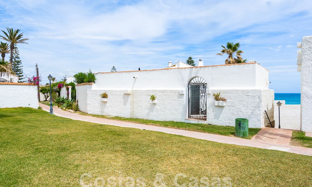 Villa mediterránea en venta con interior contemporáneo y vistas frontales al mar en urbanización cerrada junto a la playa de Estepona 55784