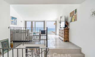 Villa mediterránea en venta con interior contemporáneo y vistas frontales al mar en urbanización cerrada junto a la playa de Estepona 55788 