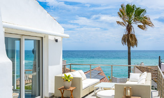 Villa mediterránea en venta con interior contemporáneo y vistas frontales al mar en urbanización cerrada junto a la playa de Estepona 55789 