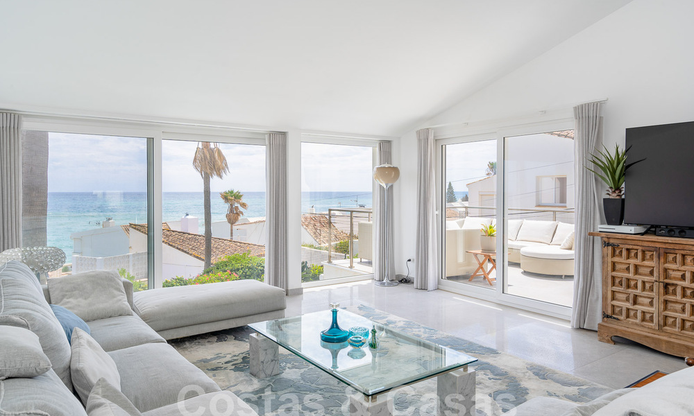 Villa mediterránea en venta con interior contemporáneo y vistas frontales al mar en urbanización cerrada junto a la playa de Estepona 55793