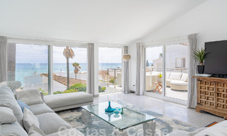 Villa mediterránea en venta con interior contemporáneo y vistas frontales al mar en urbanización cerrada junto a la playa de Estepona 55793 
