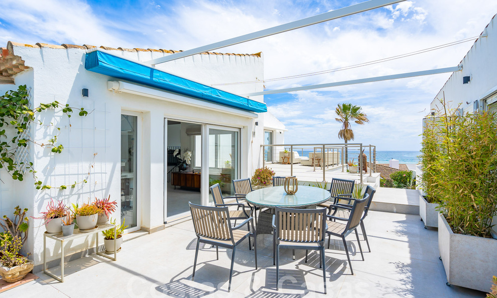 Villa mediterránea en venta con interior contemporáneo y vistas frontales al mar en urbanización cerrada junto a la playa de Estepona 55794