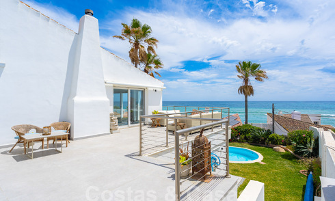 Villa mediterránea en venta con interior contemporáneo y vistas frontales al mar en urbanización cerrada junto a la playa de Estepona 55795