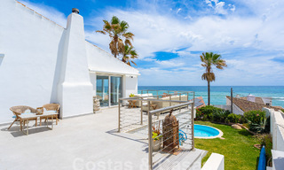 Villa mediterránea en venta con interior contemporáneo y vistas frontales al mar en urbanización cerrada junto a la playa de Estepona 55795 