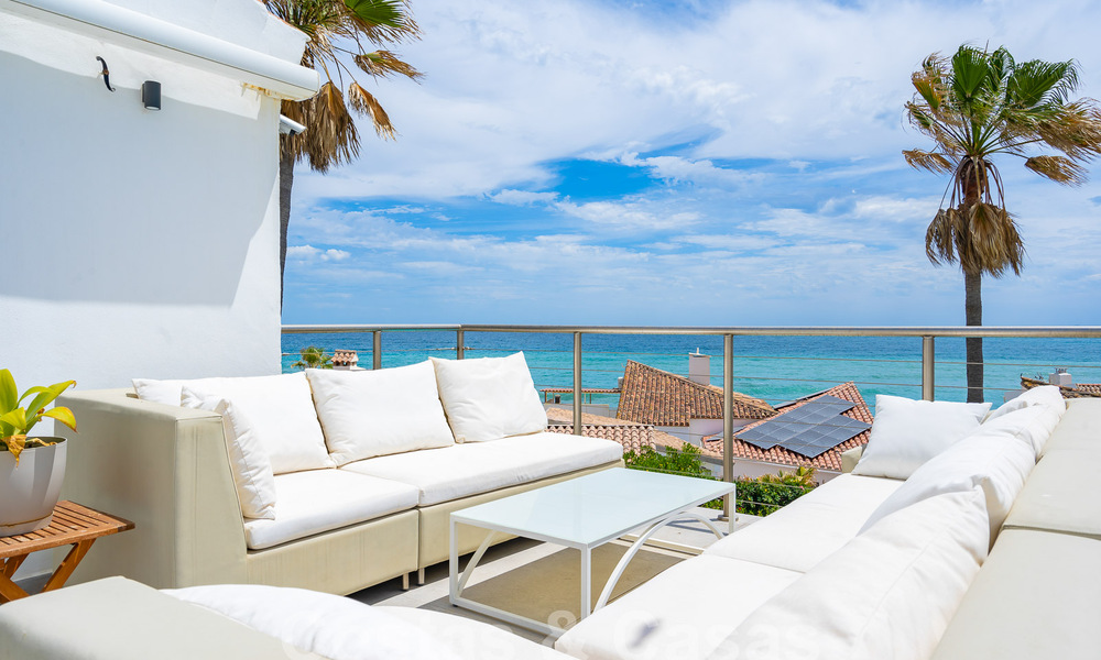 Villa mediterránea en venta con interior contemporáneo y vistas frontales al mar en urbanización cerrada junto a la playa de Estepona 55797