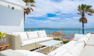 Villa mediterránea en venta con interior contemporáneo y vistas frontales al mar en urbanización cerrada junto a la playa de Estepona 55797 
