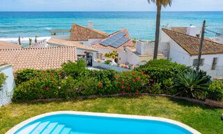 Villa mediterránea en venta con interior contemporáneo y vistas frontales al mar en urbanización cerrada junto a la playa de Estepona 55798 