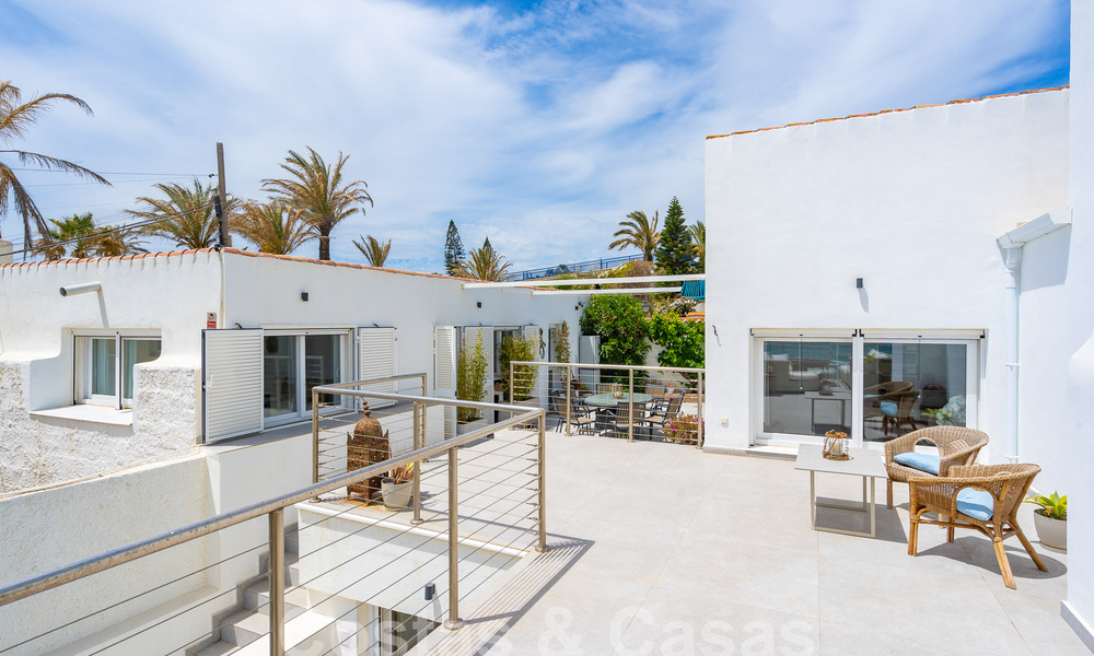 Villa mediterránea en venta con interior contemporáneo y vistas frontales al mar en urbanización cerrada junto a la playa de Estepona 55799