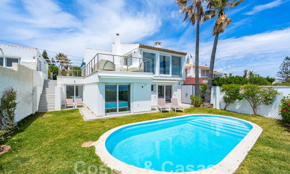 Villa mediterránea en venta con interior contemporáneo y vistas frontales al mar en urbanización cerrada junto a la playa de Estepona 55801