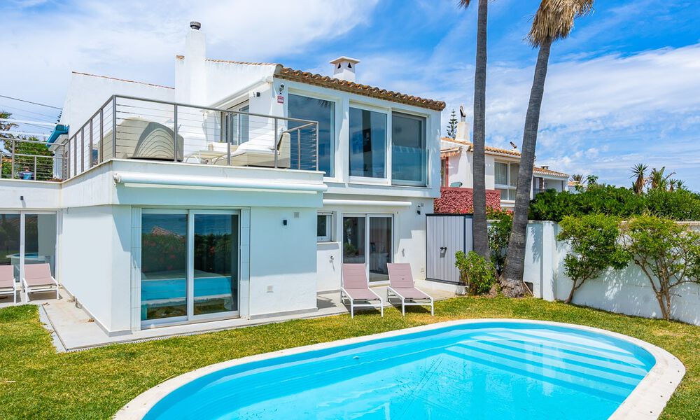 Villa mediterránea en venta con interior contemporáneo y vistas frontales al mar en urbanización cerrada junto a la playa de Estepona 55802