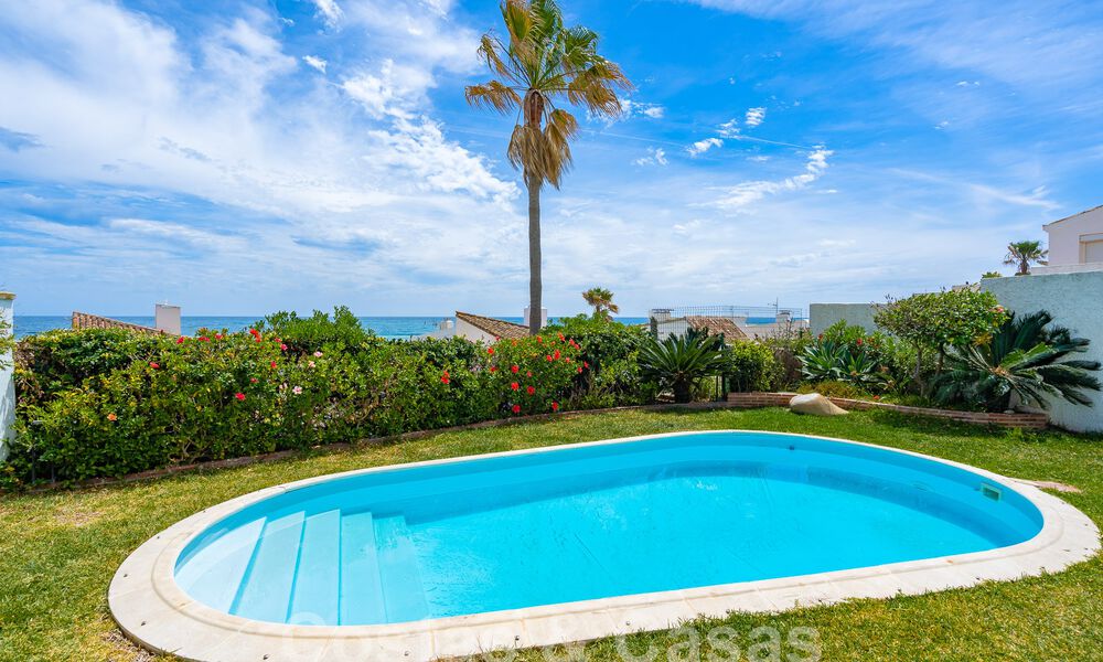 Villa mediterránea en venta con interior contemporáneo y vistas frontales al mar en urbanización cerrada junto a la playa de Estepona 55803