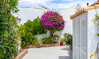 Villa mediterránea en venta con interior contemporáneo y vistas frontales al mar en urbanización cerrada junto a la playa de Estepona 55804 