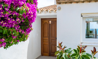 Villa mediterránea en venta con interior contemporáneo y vistas frontales al mar en urbanización cerrada junto a la playa de Estepona 55805 