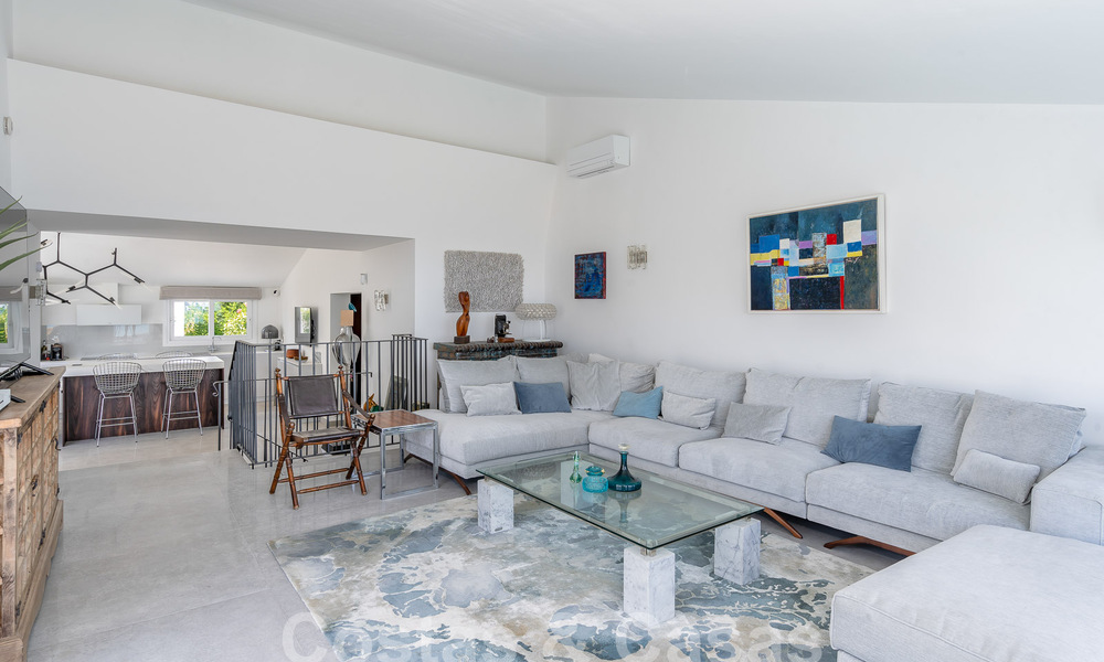 Villa mediterránea en venta con interior contemporáneo y vistas frontales al mar en urbanización cerrada junto a la playa de Estepona 55809