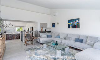 Villa mediterránea en venta con interior contemporáneo y vistas frontales al mar en urbanización cerrada junto a la playa de Estepona 55809 