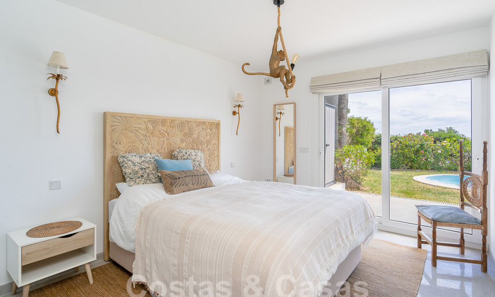 Villa mediterránea en venta con interior contemporáneo y vistas frontales al mar en urbanización cerrada junto a la playa de Estepona 55810