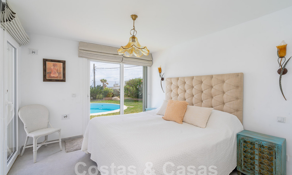 Villa mediterránea en venta con interior contemporáneo y vistas frontales al mar en urbanización cerrada junto a la playa de Estepona 55815