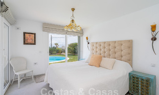 Villa mediterránea en venta con interior contemporáneo y vistas frontales al mar en urbanización cerrada junto a la playa de Estepona 55815 