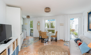 Villa mediterránea en venta con interior contemporáneo y vistas frontales al mar en urbanización cerrada junto a la playa de Estepona 55816 