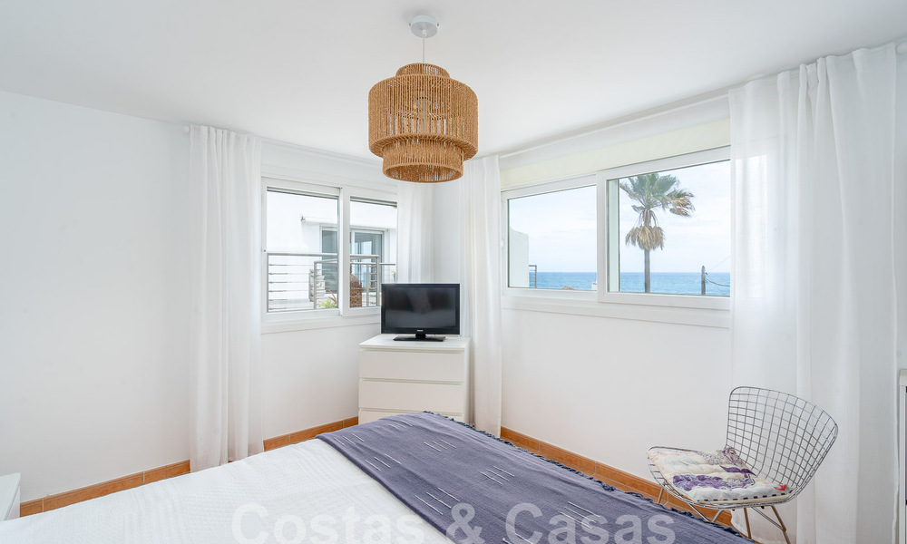 Villa mediterránea en venta con interior contemporáneo y vistas frontales al mar en urbanización cerrada junto a la playa de Estepona 55819
