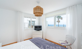Villa mediterránea en venta con interior contemporáneo y vistas frontales al mar en urbanización cerrada junto a la playa de Estepona 55819 