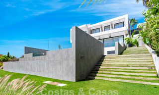 Nueva villa de diseño modernista en venta con impresionantes vistas al mar en prestigioso resort de golf en Marbella - Benahavis 55822 