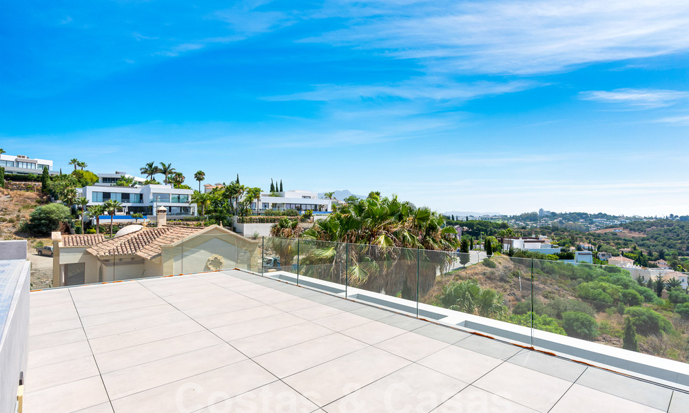 Nueva villa de diseño modernista en venta con impresionantes vistas al mar en prestigioso resort de golf en Marbella - Benahavis 55826