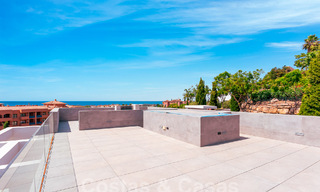 Nueva villa de diseño modernista en venta con impresionantes vistas al mar en prestigioso resort de golf en Marbella - Benahavis 55827 