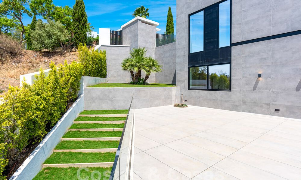 Nueva villa de diseño modernista en venta con impresionantes vistas al mar en prestigioso resort de golf en Marbella - Benahavis 55829