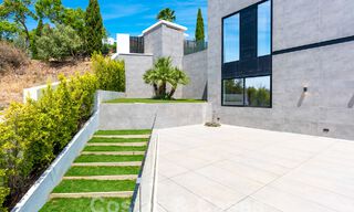 Nueva villa de diseño modernista en venta con impresionantes vistas al mar en prestigioso resort de golf en Marbella - Benahavis 55829 