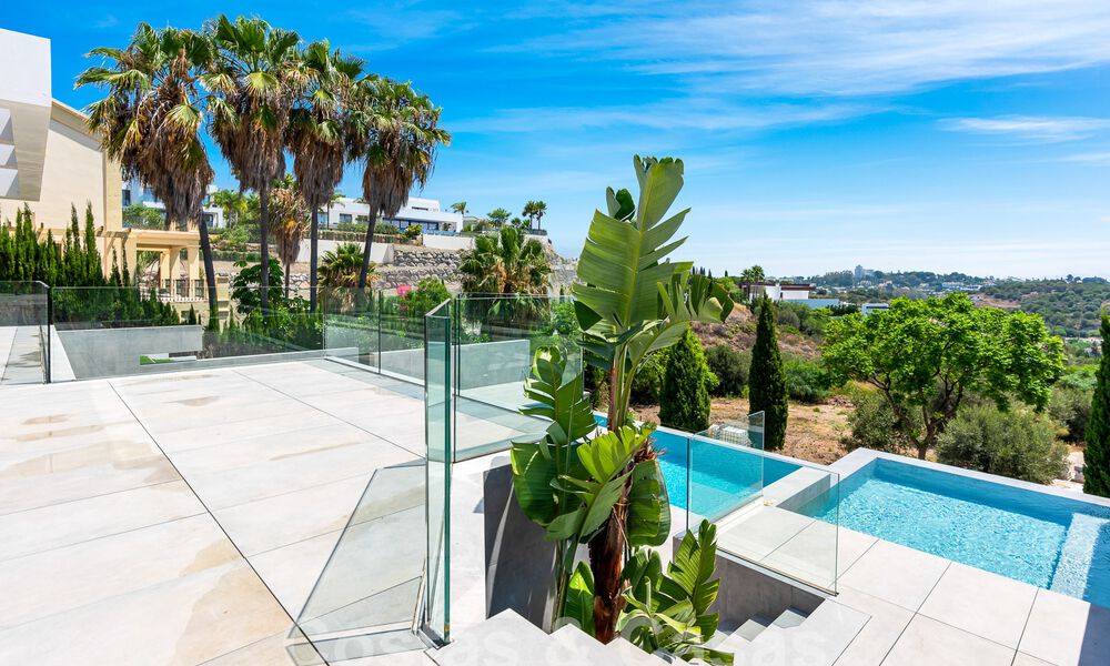 Nueva villa de diseño modernista en venta con impresionantes vistas al mar en prestigioso resort de golf en Marbella - Benahavis 55830