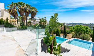 Nueva villa de diseño modernista en venta con impresionantes vistas al mar en prestigioso resort de golf en Marbella - Benahavis 55830 