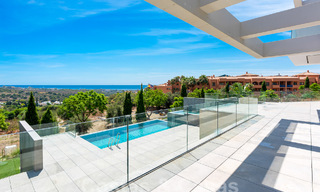 Nueva villa de diseño modernista en venta con impresionantes vistas al mar en prestigioso resort de golf en Marbella - Benahavis 55831 