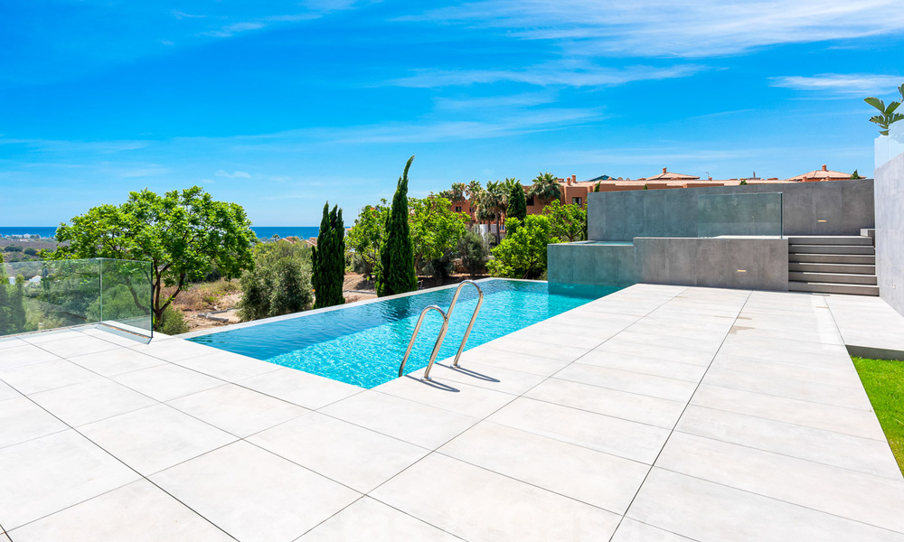 Nueva villa de diseño modernista en venta con impresionantes vistas al mar en prestigioso resort de golf en Marbella - Benahavis 55832