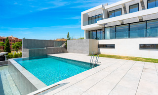 Nueva villa de diseño modernista en venta con impresionantes vistas al mar en prestigioso resort de golf en Marbella - Benahavis 55833 