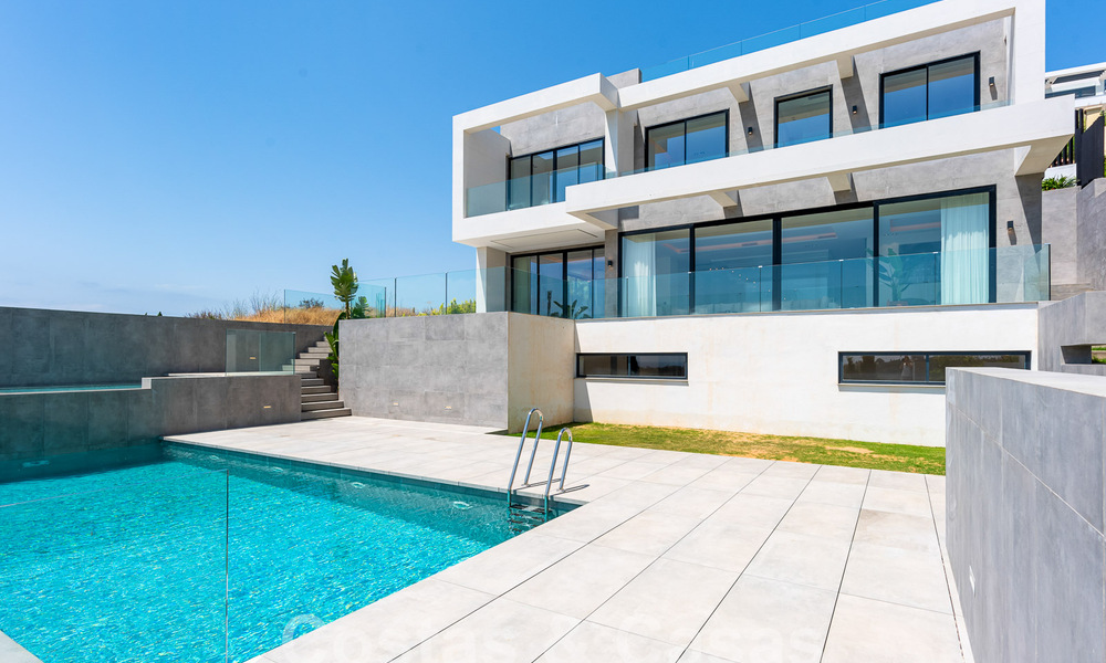 Nueva villa de diseño modernista en venta con impresionantes vistas al mar en prestigioso resort de golf en Marbella - Benahavis 55835