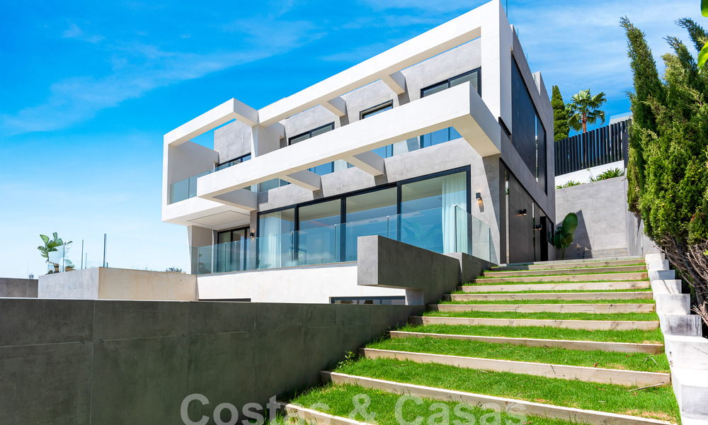 Nueva villa de diseño modernista en venta con impresionantes vistas al mar en prestigioso resort de golf en Marbella - Benahavis 55836
