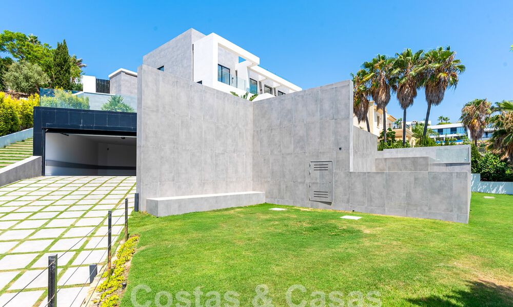 Nueva villa de diseño modernista en venta con impresionantes vistas al mar en prestigioso resort de golf en Marbella - Benahavis 55838