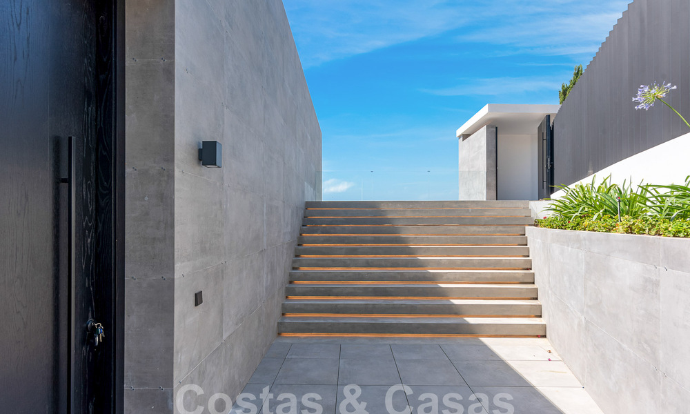 Nueva villa de diseño modernista en venta con impresionantes vistas al mar en prestigioso resort de golf en Marbella - Benahavis 55849