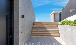 Nueva villa de diseño modernista en venta con impresionantes vistas al mar en prestigioso resort de golf en Marbella - Benahavis 55849 