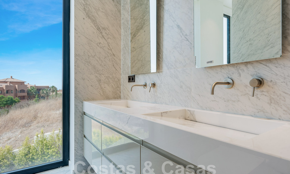 Nueva villa de diseño modernista en venta con impresionantes vistas al mar en prestigioso resort de golf en Marbella - Benahavis 55855