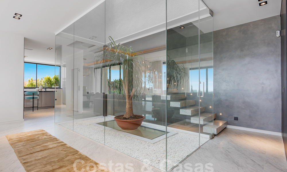 Nueva villa de diseño modernista en venta con impresionantes vistas al mar en prestigioso resort de golf en Marbella - Benahavis 55862