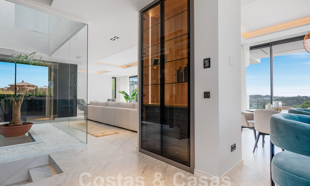 Nueva villa de diseño modernista en venta con impresionantes vistas al mar en prestigioso resort de golf en Marbella - Benahavis 55864