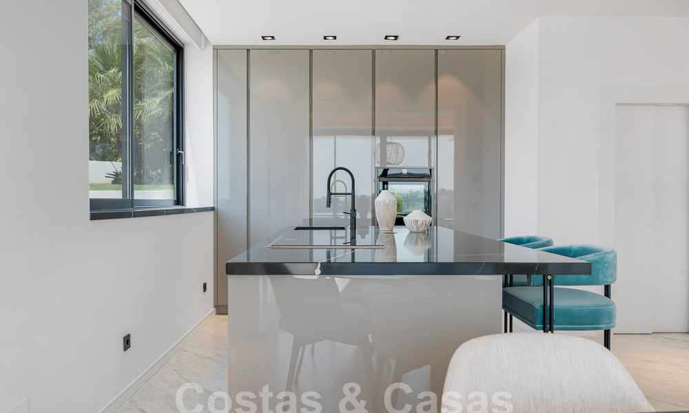 Nueva villa de diseño modernista en venta con impresionantes vistas al mar en prestigioso resort de golf en Marbella - Benahavis 55867